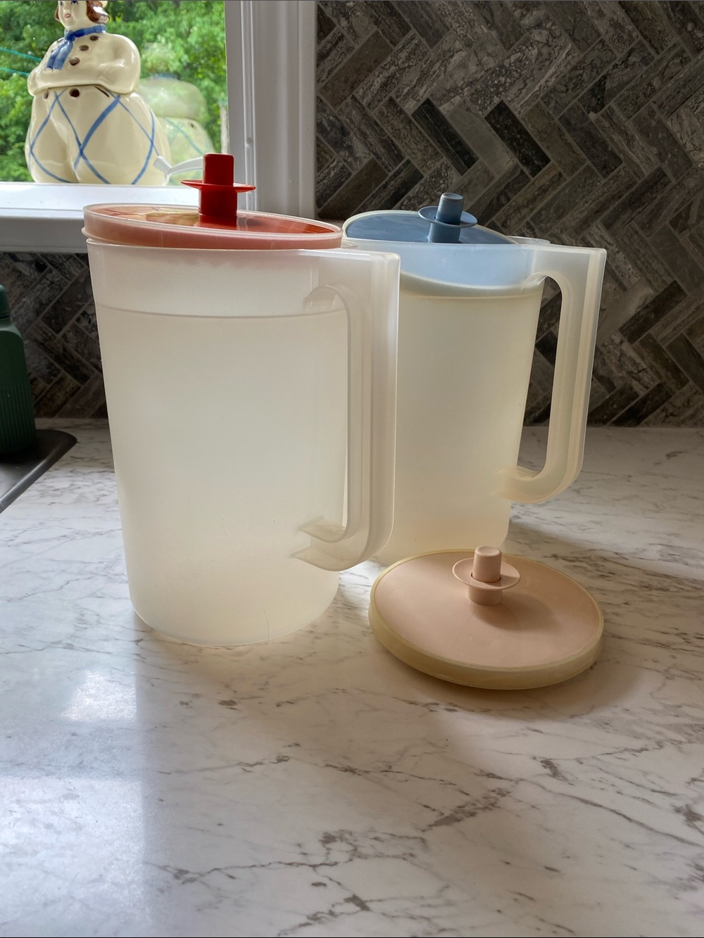 2 Tupperware juice drink Clear Plastic Beverage Pitcher with 3 Lids